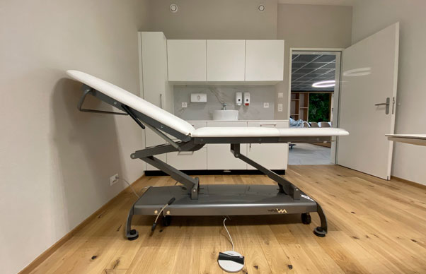 an examination table with long head section in a doctor's office