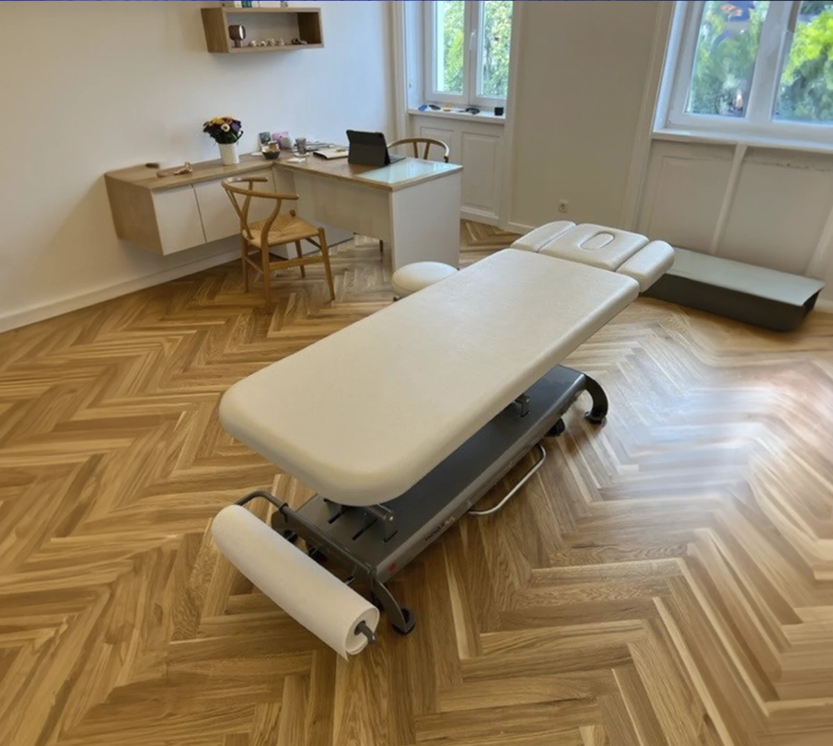 massage table in osteo and podo practice in vienna